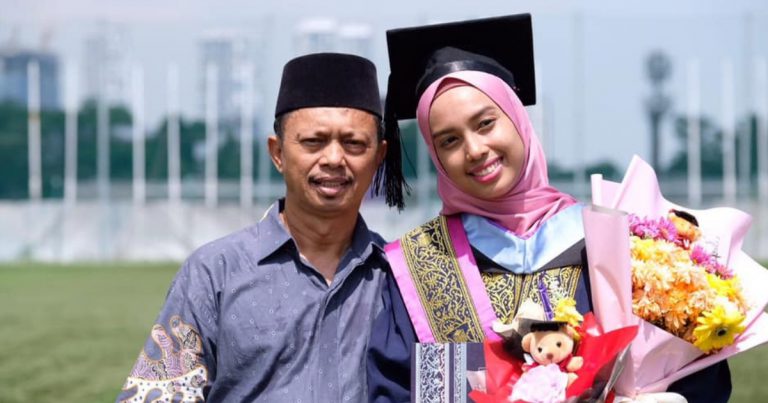 Sentap Ditegur Ayah Tak Dapat Selempang Pink Time Diploma, Gadis Ini Bangkit Berjaya Genggamnya Waktu Degree