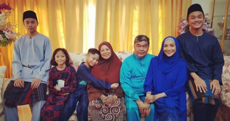 Raya Keenam Baru Muat Turun Foto Raya Keluarga, Anak Bujang Ziana Zain Dusik Netzien. Dah Besar & Makin Hensem!