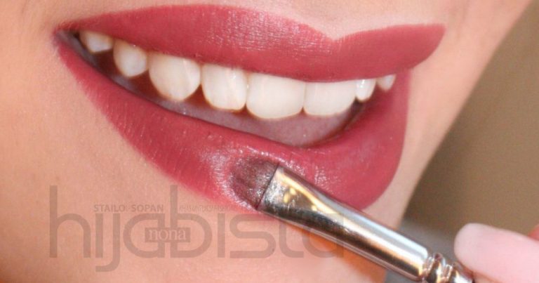 Kalau Tak Nak Lipstick Melekat Kat Gigi, Ikut 5 Trik Mudah Ini Untuk Elak Nampak Comot