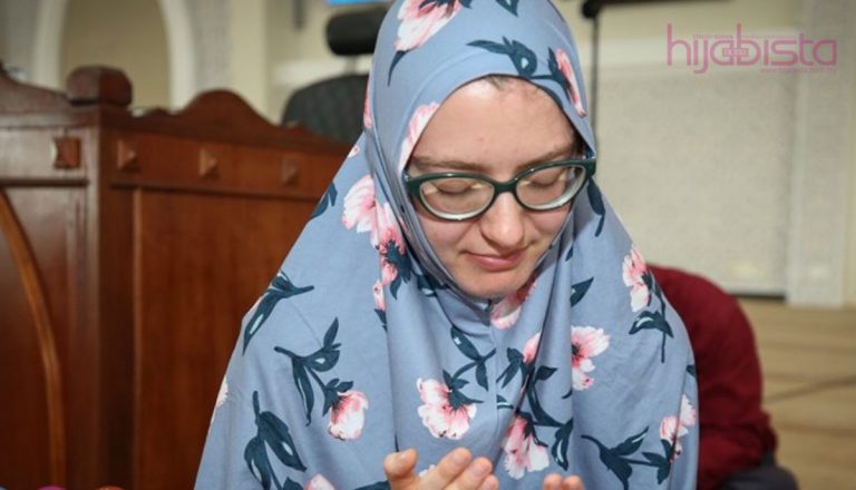 Hidayah Allah, Datang Ke Malaysia Akhirnya Gadis Itali Ini Pilih Islam Sebagai Agama Barunya. Subhanallah!