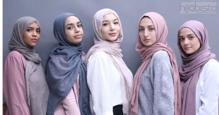 Berbungkus Sepanjang Hari Bukan Alasan Tak Jaga Rambut, Ini 10 Tip Terbaik Buat Hijabi