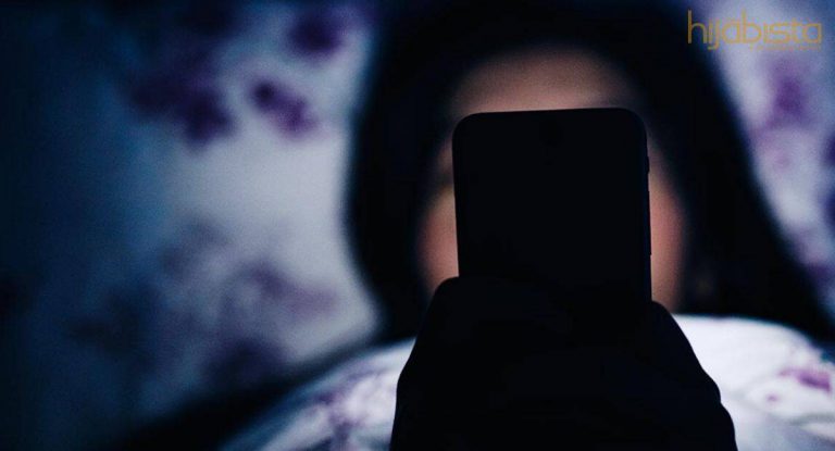 Telefon bimbit boleh membakar otak Anda, Awas Hijabi Yang Suka ‘Bergayut’ Sehingga Tertidur