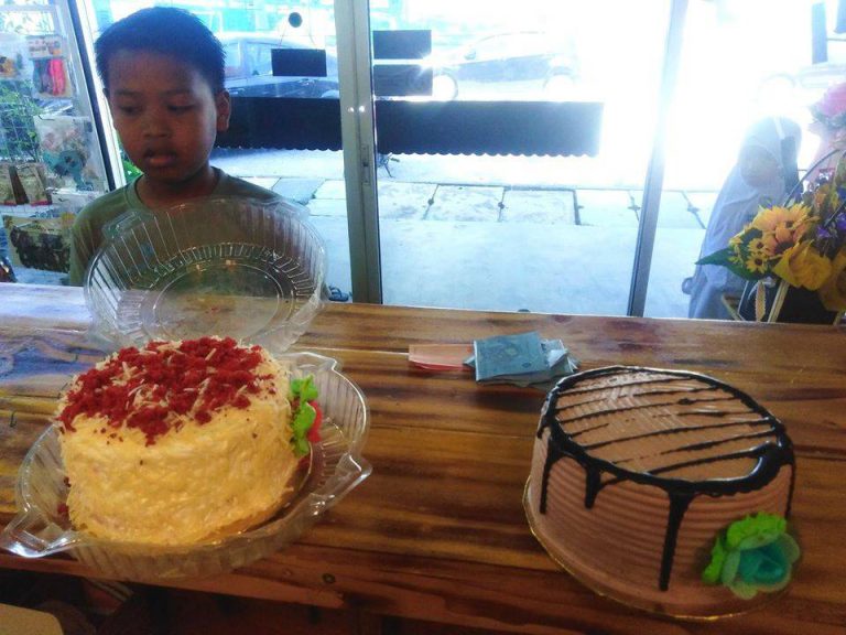 Tersentuh Perkongsian Wanita Ini, Dua Beradik Kumpul Duit Beli Kek Di Kedainya Untuk Hari Jadi Ibu Mereka