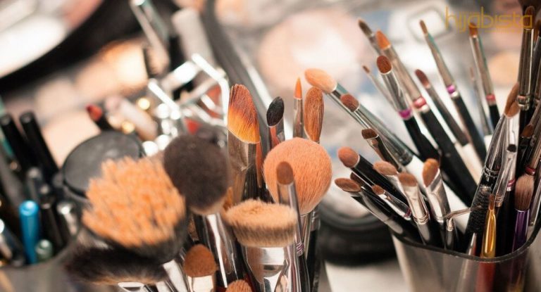 Ini Cara Inginkan Mekap Persis Jurusolek Profesional, Hanya Dengan 10 Makeup Brush Terbaik Ini.