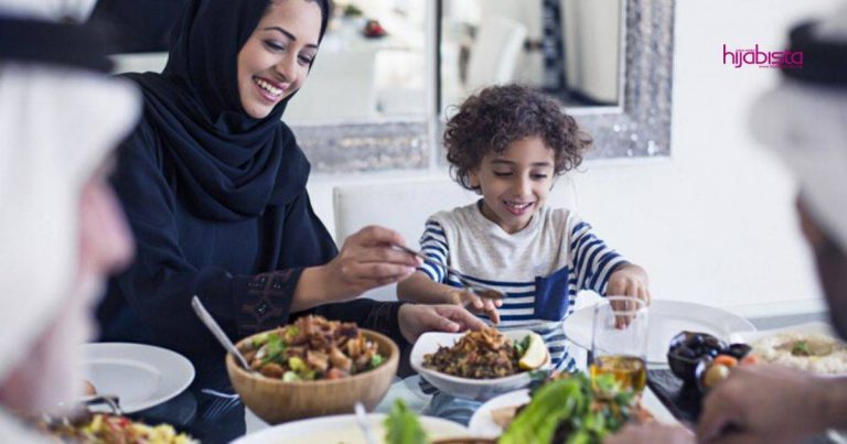 Adab Yang Wajib Hijabi Tahu Sewaktu Berbuka Puasa, Bukan Ikut Suka Hati Sahaja