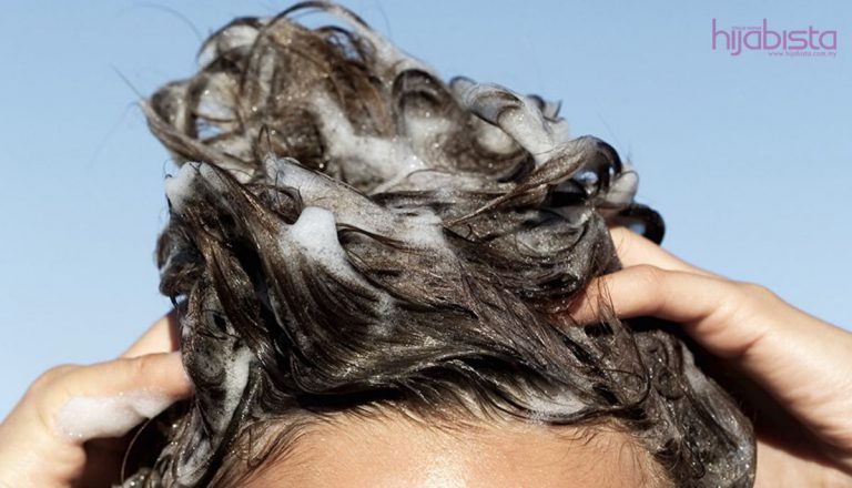 Bungkus Rambut Dengan Tuala Cepat Kering! Jangan Salah, Ini Cara Mencuci Rambut yang Tepat.