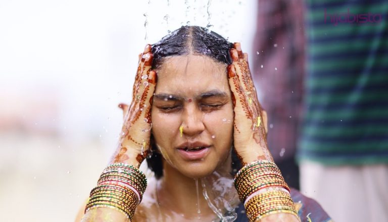 Amalan Wanita India Mencurahkan Minyak Ke Rambut Setiap Hari. Hasilnya Mengagumkan!