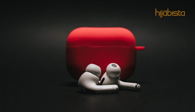 Tahi Telinga Melekat Di ‘Earbud’, Boleh Membahayakan. Ini Cara Bersihkan!