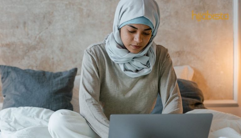 7 Kesan Negatif Media Sosial, Tak Percaya No 4 Sering Berlaku Pada Hijabi. Boleh Jadi Anxiety!