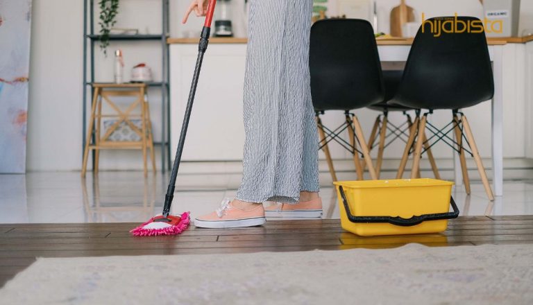 Lantai Kilat Bersinar Tanpa Sebarang Calar, Pakar Selesaikan Hanya Dengan Air Panas Dan Bahan Ini