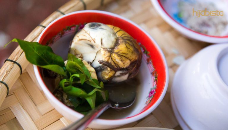 Telur Balut Enak Di Makan? Ketahui Hukum Memakan Makanan Eksotik Ini