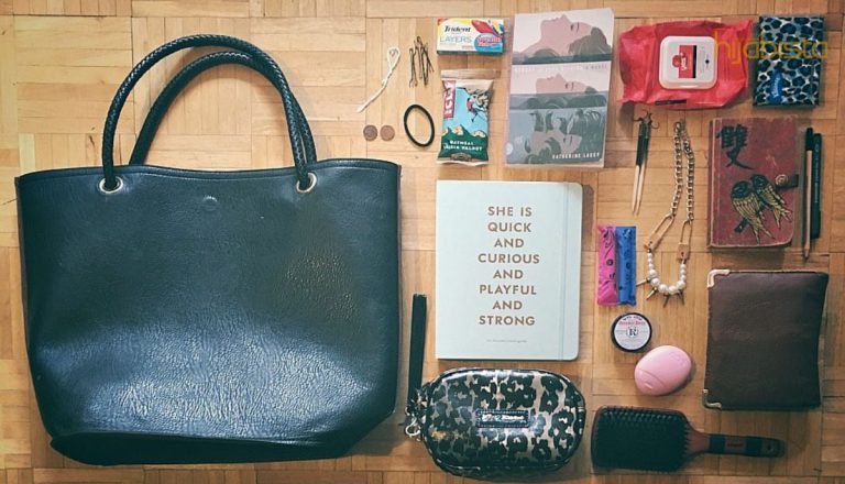 Hijabi Mesti Wajib Bawa Barang Lebih Dari 5 Benda Ini Dalam Beg Tangan. Betul Ke?