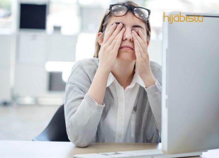 Awas! Hijabi Yang ‘Workaholic’ Dan Sering Hadap Skrin Terlalu Lama, Jangan Abaikan Simptom ‘Mata Letih’ Jika Tak Nak..