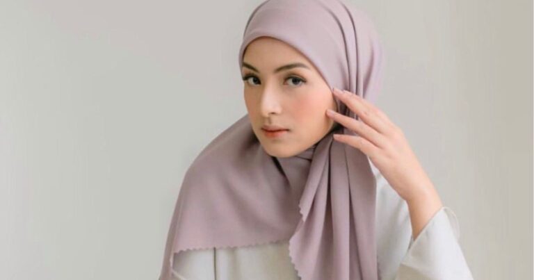7 Warna Tudung Ini MESTI Ada Dalam Wardrobe, Sesuai Dipadankan Dengan Semua Warna Pakaian