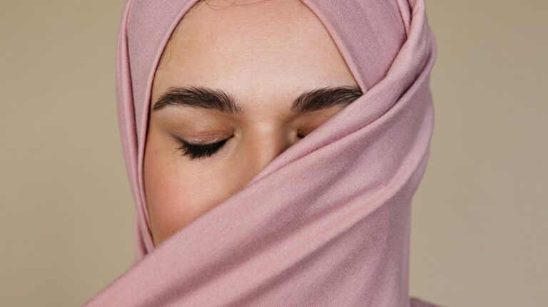 5 Cara Mengurangkan Masalah Rambut Berminyak Bagi Wanita Bertudung