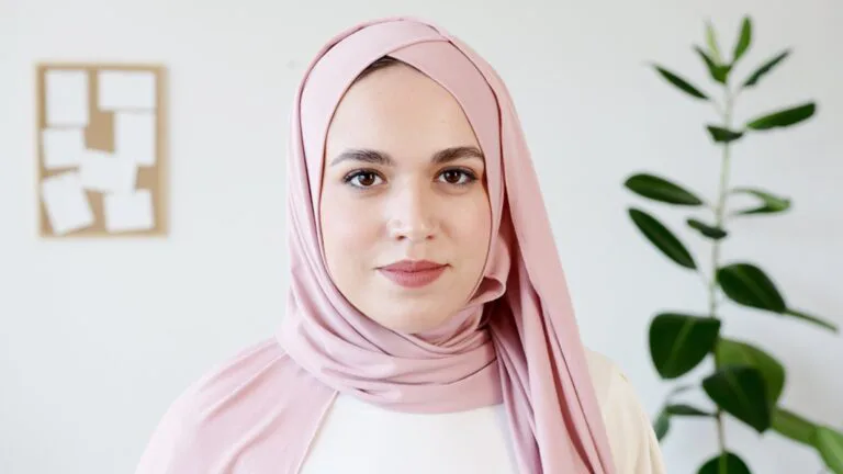 Pilih Warna Tudung Sesuai Dengan Tona Kulit, Gaya Akan Lebih Stunning!