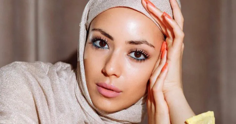 Pilih Warna Tudung Sesuai Dengan Tona Kulit, Gaya Akan Lebih Terserlah!