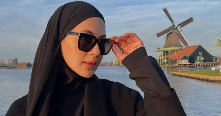 Semakin Cantik & Anggun PAULA VERHOEVEN Tenang Di ‘Kampung Halamannya’ Belanda