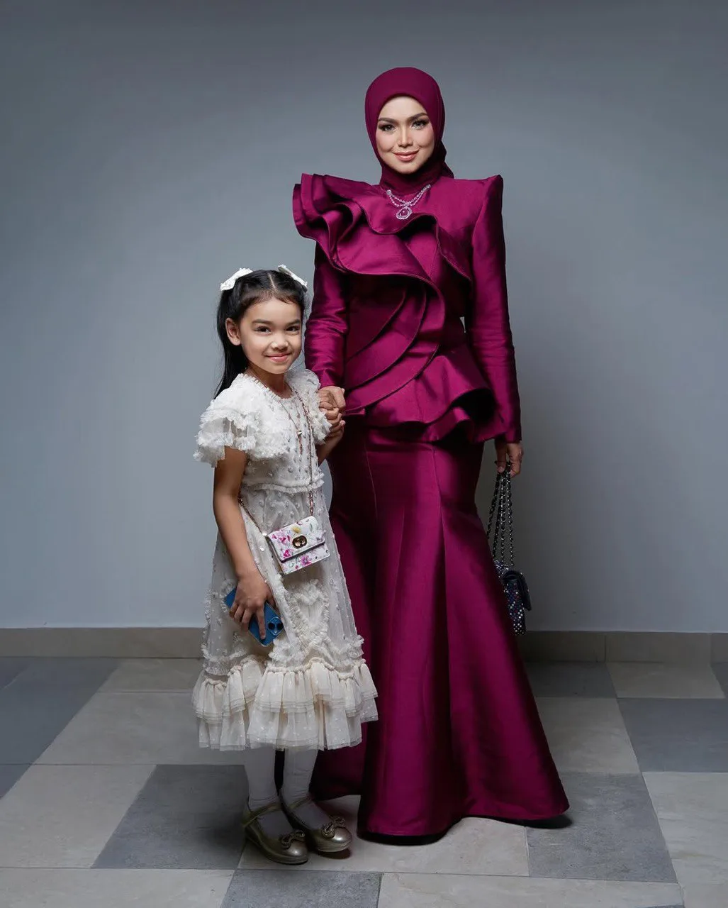 Anggun Dengan Gaun Merah Hati DATO' SRI SITI NURHALIZA Dipuji Nampak Lebih Muda Tak Macam 46 Tahun! 10 Anggun Dengan Gaun Merah Hati DATO' SRI SITI NURHALIZA Dipuji Nampak Lebih Muda Tak Macam 46 Tahun!