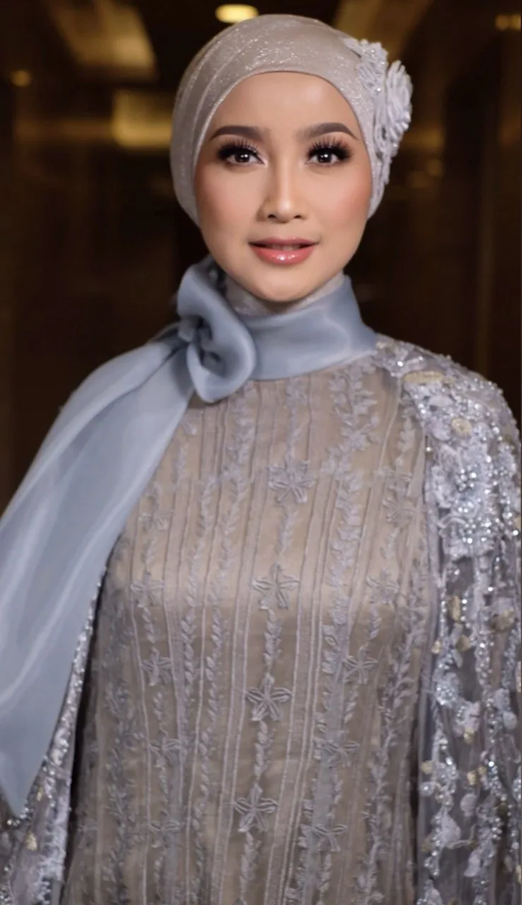 “Kedutan Pun Hampir Tak Kelihatan” Outfit Serba Putih Serlah Aura Awet Muda DESY RATNASARI