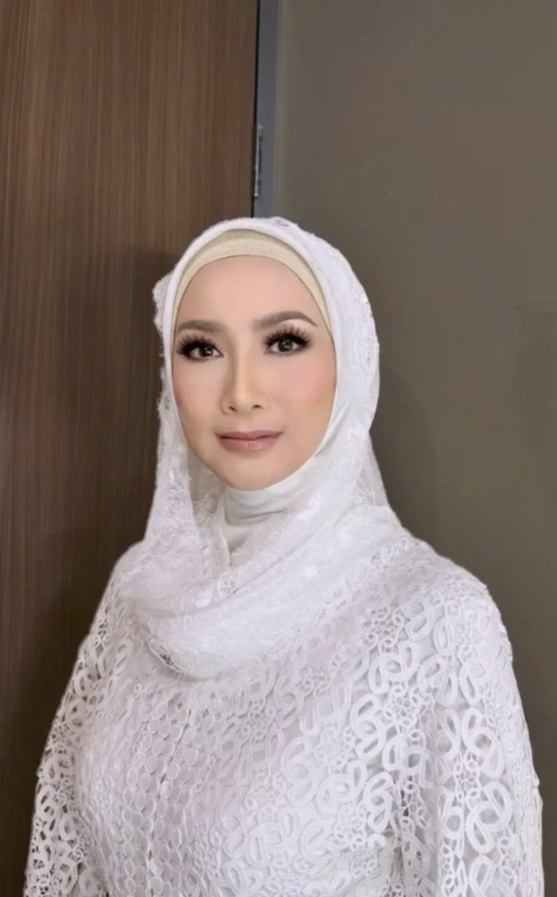 “Kedutan Pun Hampir Tak Kelihatan” Outfit Serba Putih Serlah Aura Awet Muda DESY RATNASARI