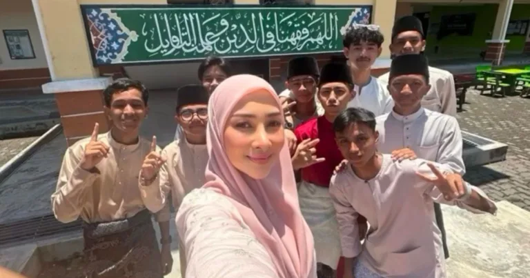 “Moga Jadi Permulaan Untuk Tutup Aurat” Manis Bertudung Ketika Hadiri Jamuan Raya Sekolah Anak, Penampilan RITA RUDAINI Tuai Pujian