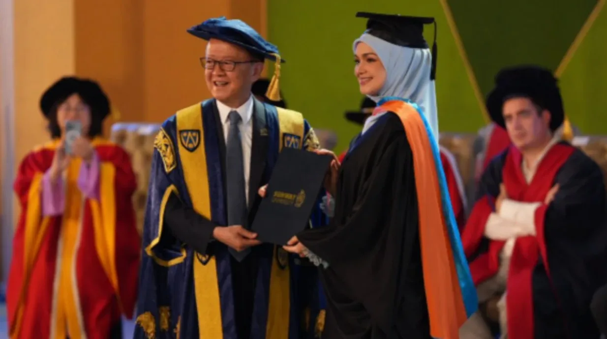 “Layak Jadi Inspirasi Wanita”, Siti Nurhaliza Terima Ijazah Kehormat Sarjana Seni Kreatif & Media