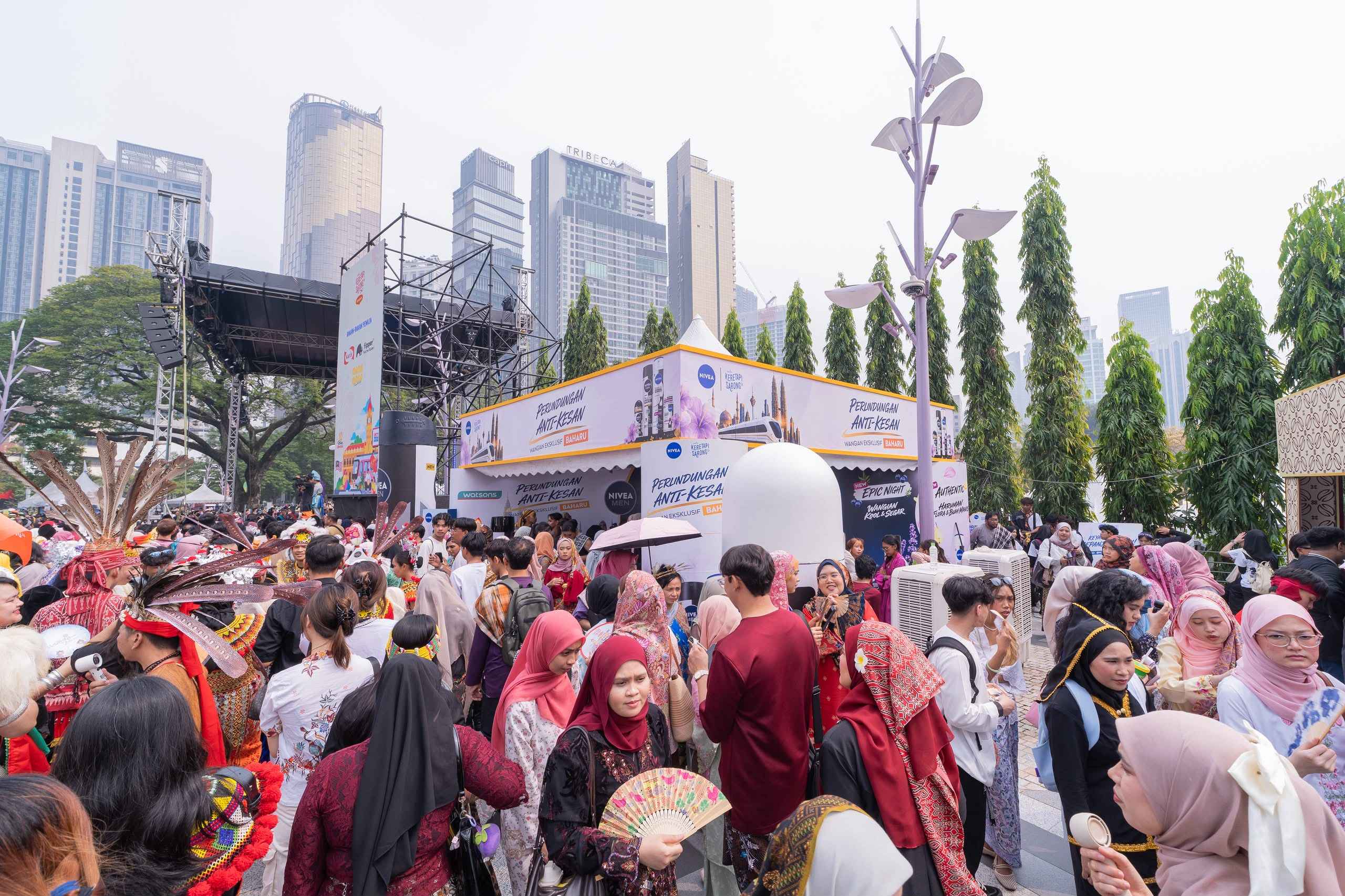 Bebas Kesan Putih & Kuning, Sensasi Segar Serta Haruman Eksklusif Beri Perlindungan Hingga 72 Jam Bersama NIVEA Di Keretapi Sarong 2026 5 Bebas Kesan Putih & Kuning, Sensasi Segar Serta Haruman Eksklusif Beri Perlindungan Hingga 72 Jam Bersama NIVEA Di Keretapi Sarong 2026