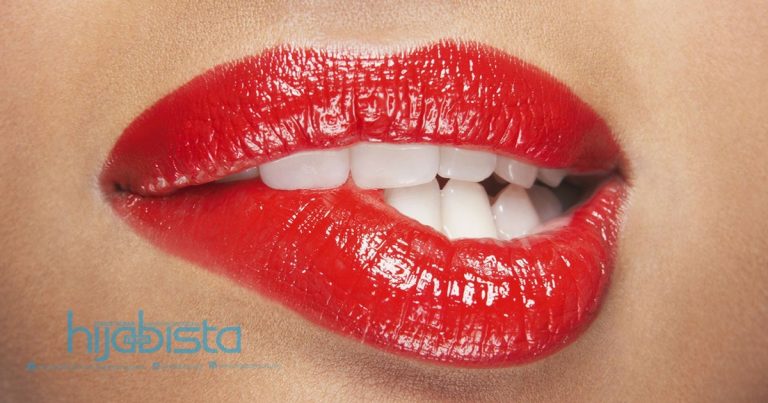 Kalau Tak Nak Lipstick Melekat Kat Gigi, Ikut 5 Trik Mudah Ini