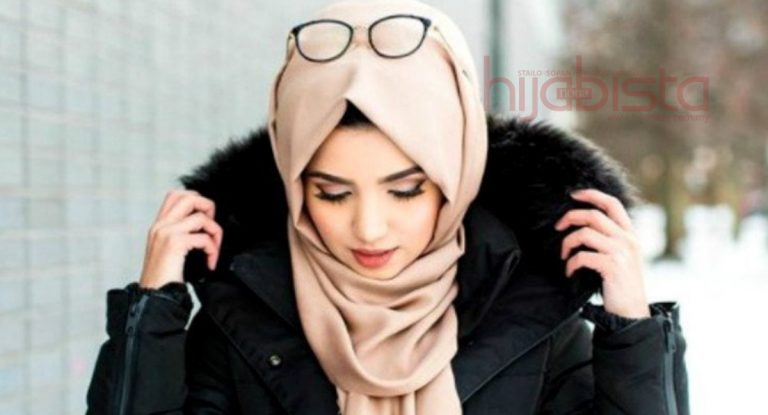 Ikut 4 Tip Penting Ini, Hijabi Berkaca Mata Pun Boleh Pakai ‘Makeup’. Barulah Wajah Lebih Berseri!