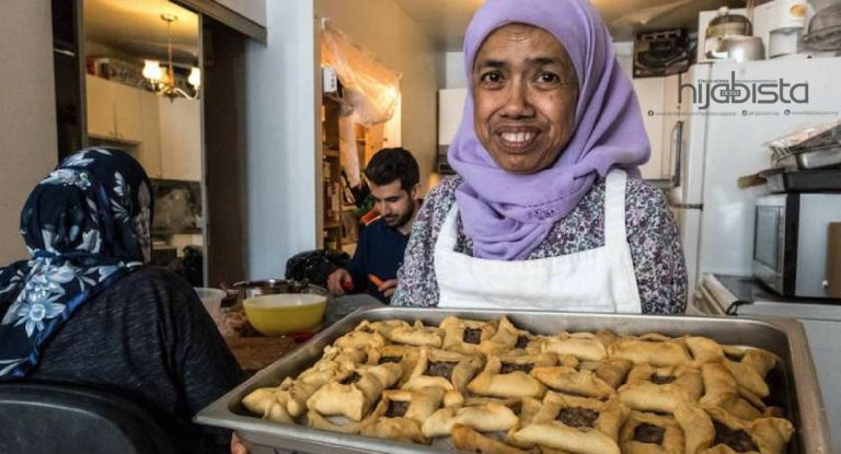 30 Tahun Wanita Kelahiran Malaysia Digelar ‘Muslim Mother Teresa’ Ini Sumbang Bakti Beri Makanan Percuma Di Luar Negara