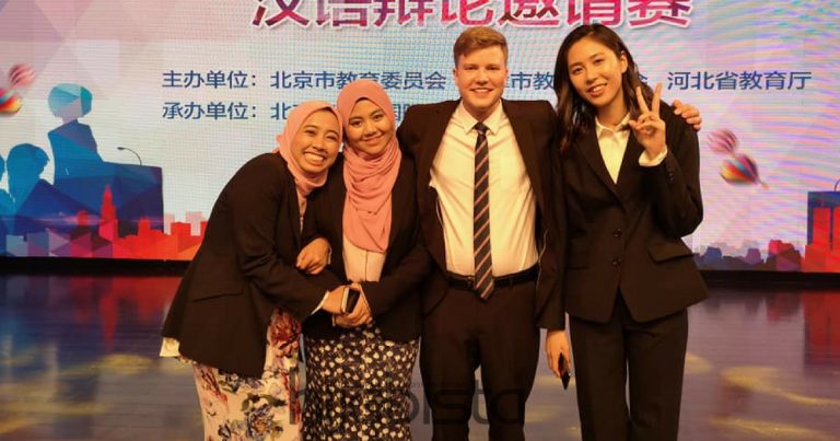 Bangga Lihat 2 Pelajar Wanita Berhijab Jadi Juara Debat Bahasa Mandarin Di China, Kalahkan 16 Wakil Universiti Lain