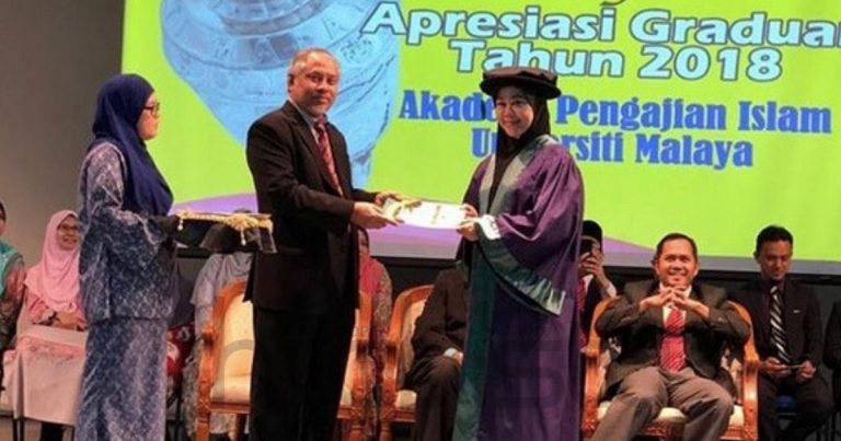 Dapat PhD Di Usia 43 Tahun, Ustazah Norhafizah Musa Yang Ada 7 Anak Ini Layak Digelar ‘Beauty With Brain’