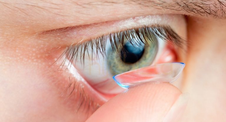 Cara Penjagaan Contact Lens Yang Tepat Mengikut Saranan Doktor Pakar Mata, Gara-gara Mata Gadis Ini Hampir Buta
